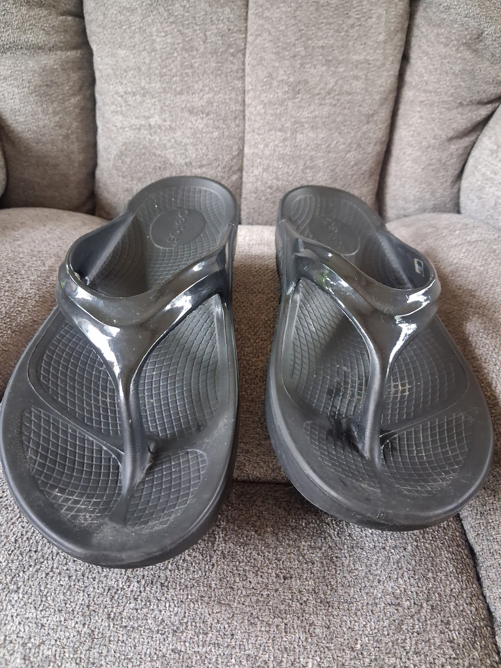 OOFOS Black Recovery Thong Sandals - Picture 4 of 5